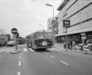 855295 Afbeelding van een stadsbus van het G.V.U. op lijn 7 bij het zebrapad aan de noordzijde van het Vredenburg te ...